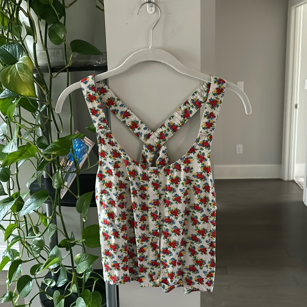 Cute crop top with a pretty floral pattern! Spring/summer worthy!